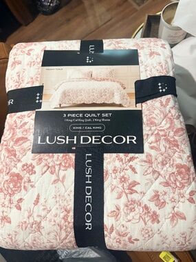 🌸 NEW LISTING: Lush Decor Peony Toile 3-Piece Quilt Set – King/Cal King 🌸